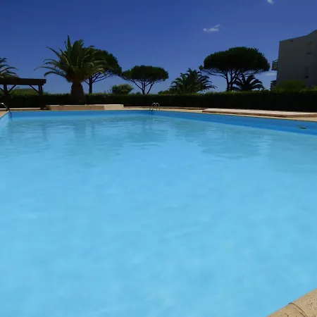 Apartment Résidence Les Capitelles: Beachfront Oasis With Sea View Balcony *