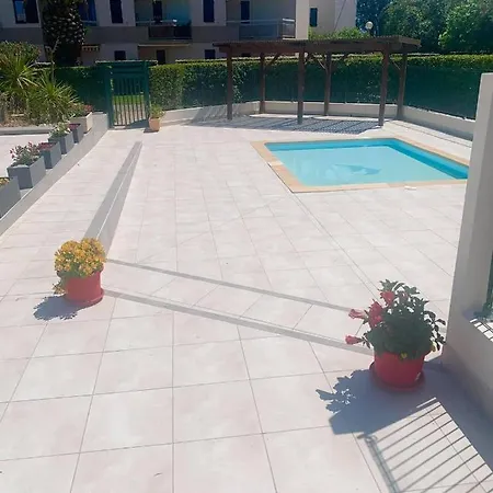 Résidence Les Capitelles: Beachfront Oasis With Sea View Balcony *