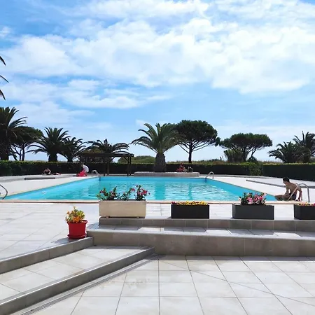 Apartment Résidence Les Capitelles: Beachfront Oasis With Sea View Balcony