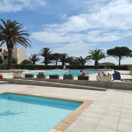 Apartment Résidence Les Capitelles: Beachfront Oasis With Sea View Balcony *
